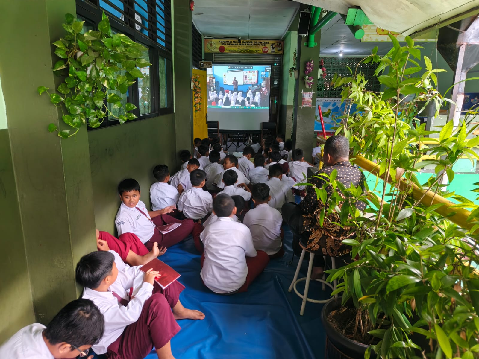 Wisata LiterAsyik Ke SDN Cipinang Besar Selatan 04